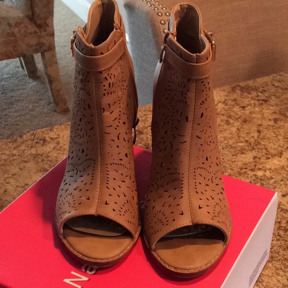 ✨ Booties! Laser Cut Tan Sz 8 Beautiful ✨ - Picture 3 of 6
